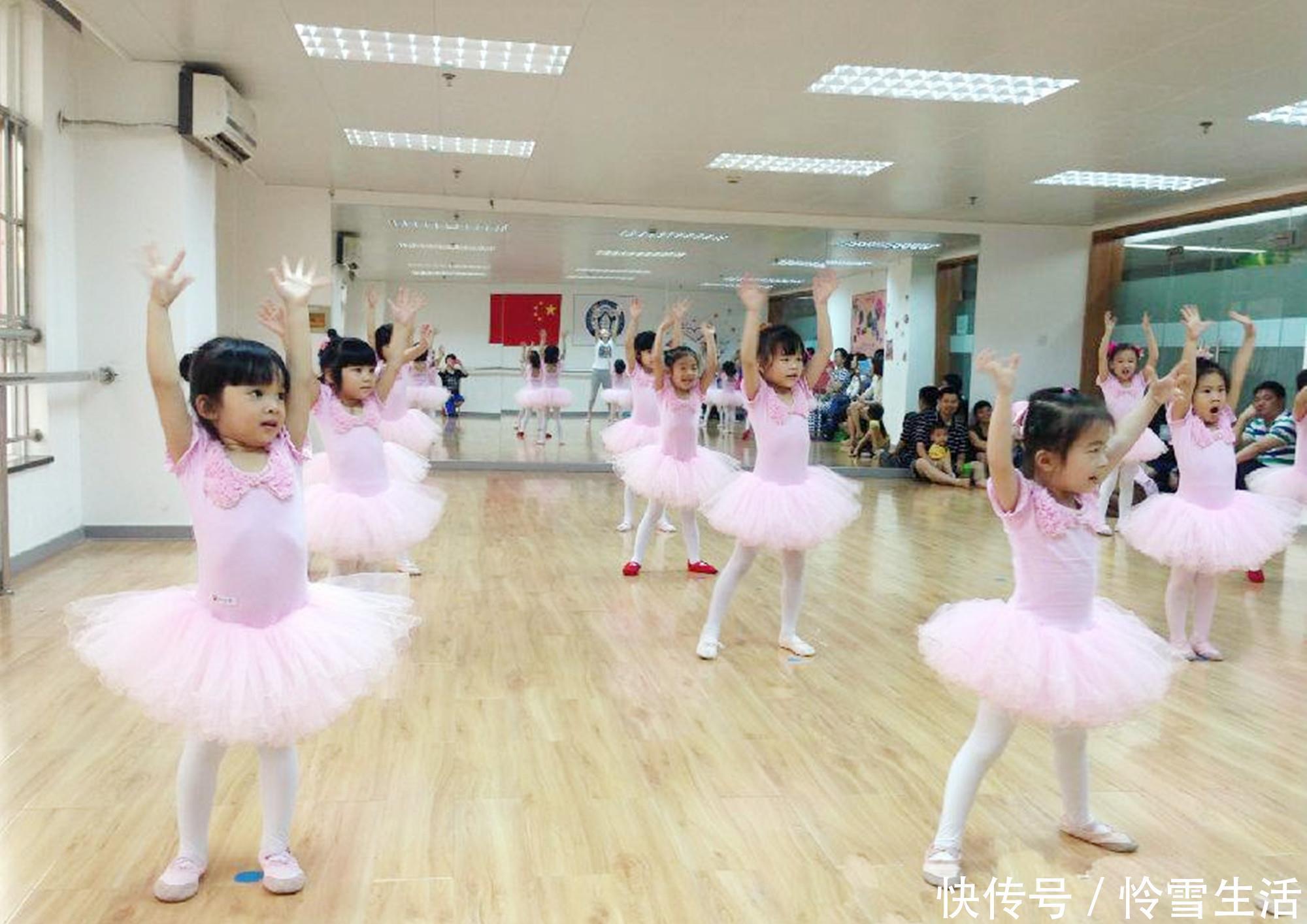 化妆|妈妈每天给女儿化妆,希望女儿美美哒,却不想两年后“南辕北辙”