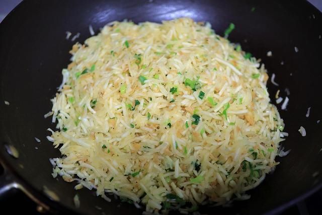 1锅南瓜馅包子2种吃法,软嫩酥嫩让人惊喜,老妈夸我真会吃