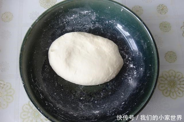 这是我最常做的主食,和面不用饧,半小时就上桌,又香又软