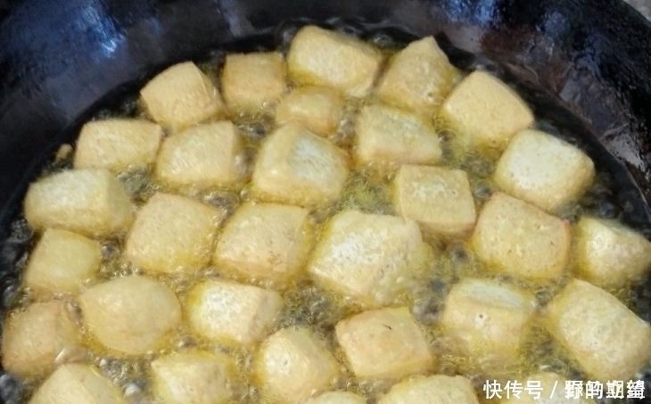 炖菜|炸豆腐泡,直接炸还是裹面粉炸?教你一招,金黄酥脆,起泡不油腻