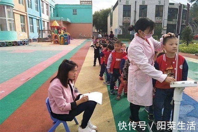 脚后跟|“史上腿最短”的宝宝火了,屁股下面就是脚后跟,身材比例七三开