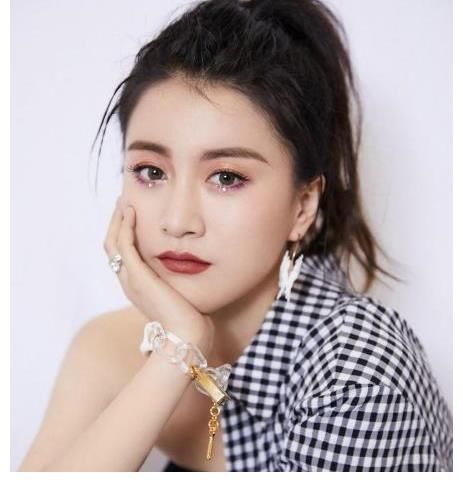 參加《好聲音》被淘汰，意外被愛奇藝總裁看上，今29歲成人生贏家