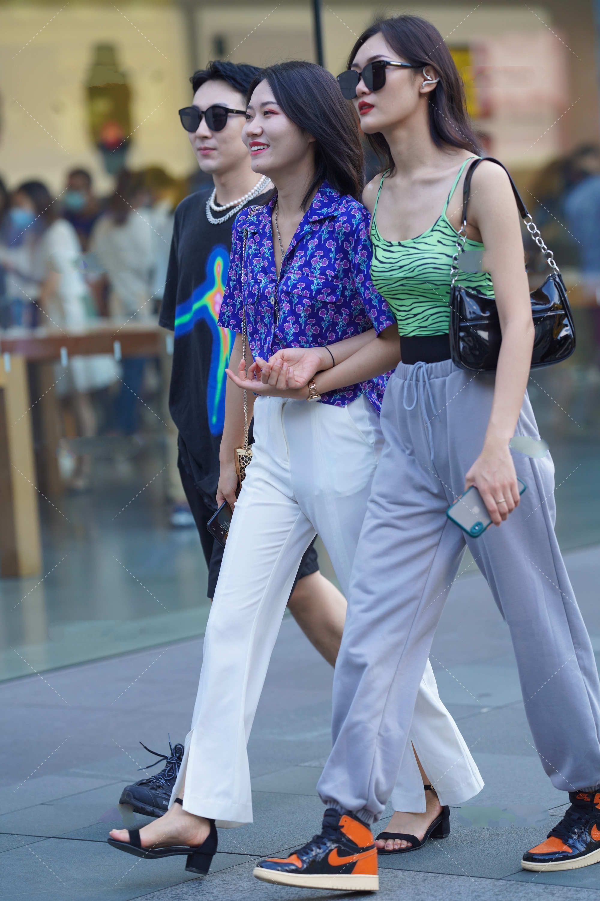 包包 蓝色碎花上衣搭配纯白色设计感裤子,港风味十足,帅气又有个性