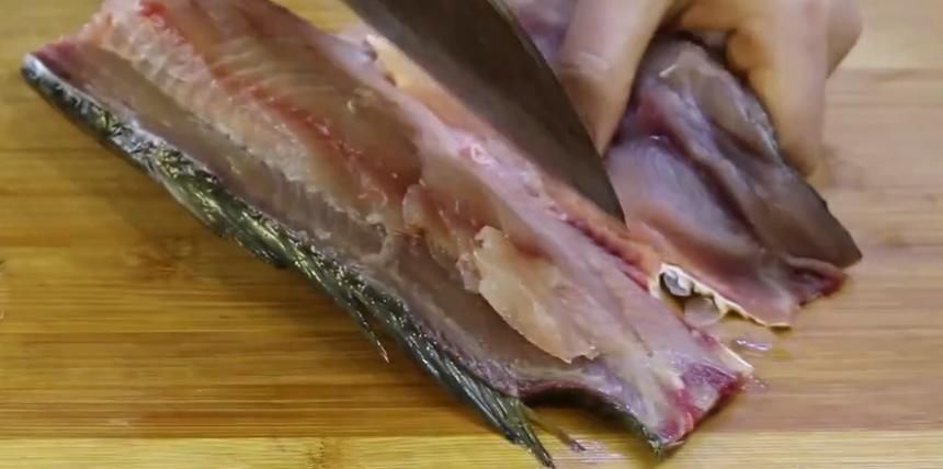 鱼肉|草鱼新吃法,淋上糖醋汁,外酥里嫩,酸甜美味,好吃到停不下来