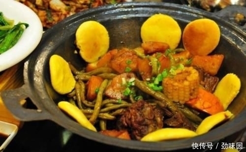 南方人在东北饭馆吃饭,刚开始嫌菜少,端上来后感觉头大了