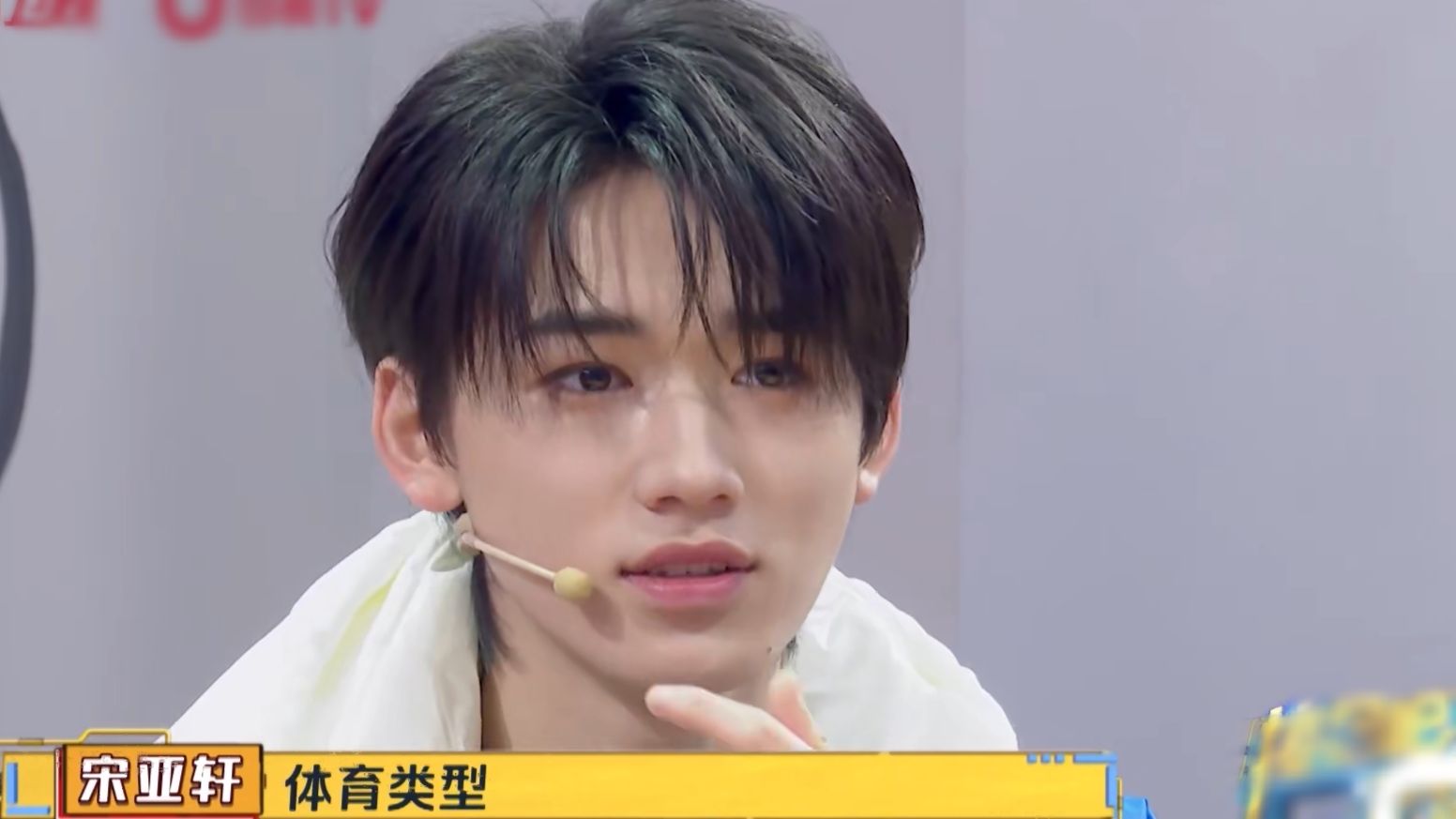 贺峻霖是“在逃”相声演员吧！回答与众不同，德云社快来收了他