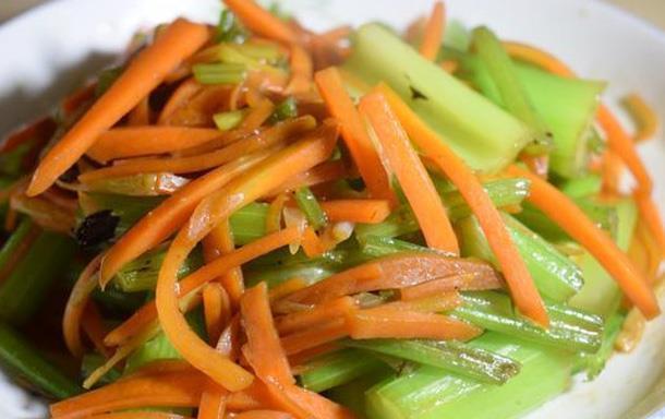 脱皮|三伏紫外线8级孩子泡在水里晒脱皮,多吃美白菜,补充维C美白防晒