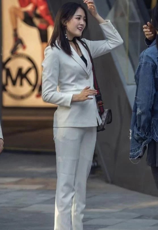 街拍:语笑嫣然的美女,白色上衣配蓝色牛仔裤,时尚唯美气质