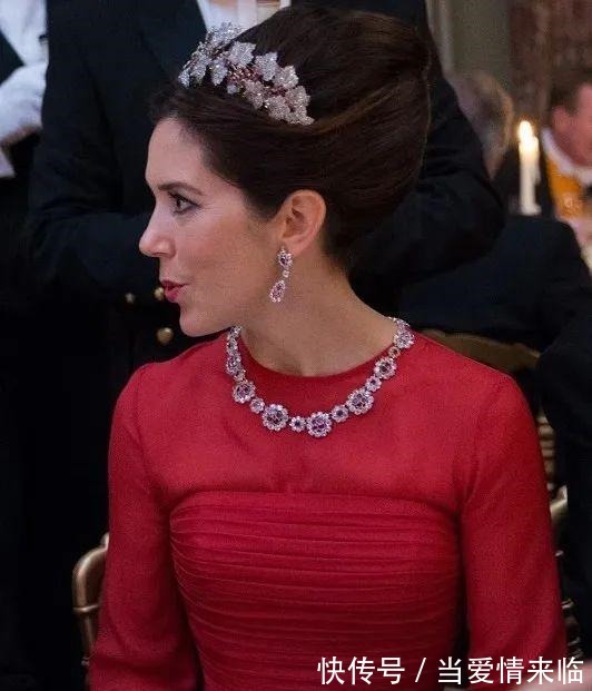 耳环 新年就是要红!王室红宝石珠宝看起来!