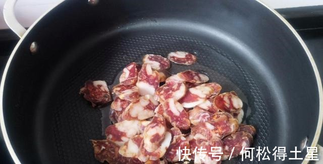 炒香肠前，用不用蒸一下学会这么做，香肠口感好味道香！