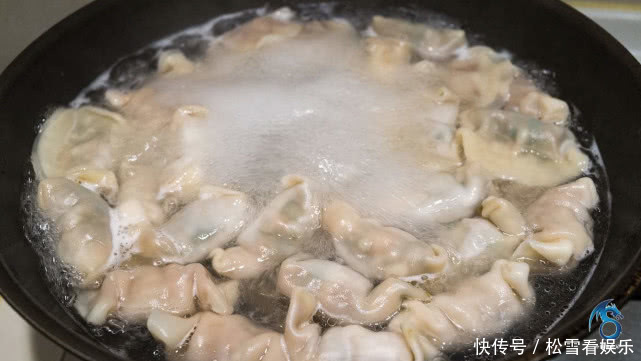  下锅|煮饺子时，记得不要开水就下锅，多加1步，饺子鲜香不破皮！