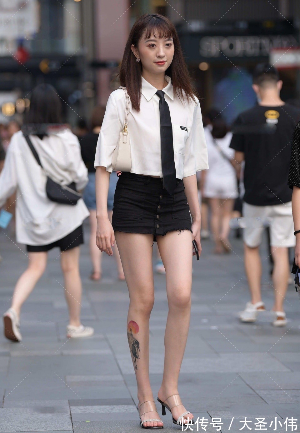 穿搭|美女街拍:怎么会有这么优雅的美女!虽然身高有点低,但不妨碍气场如此强大