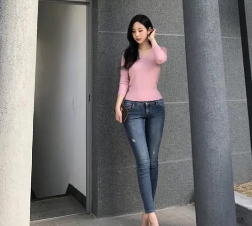 美女|美女穿搭:身姿曼妙的紧身牛仔裤美的让人窒,勾勒出精致的曲线