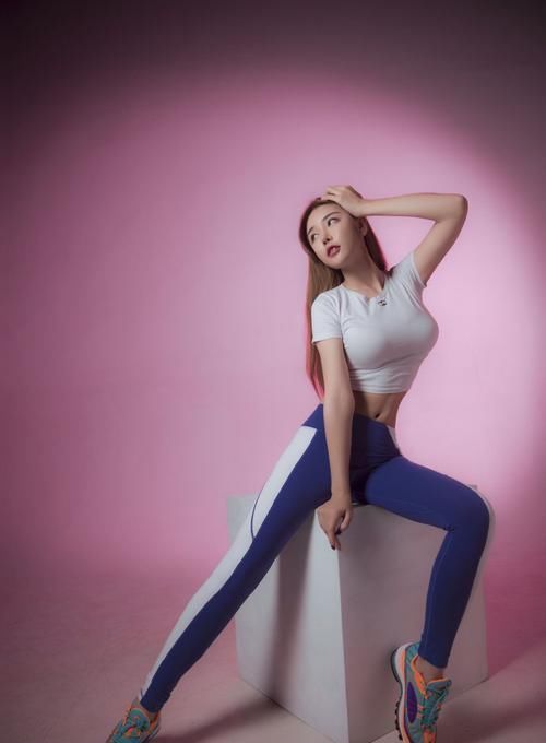 街拍身姿曼妙的小姐姐,蓝色瑜伽裤穿搭,展现完美好身材