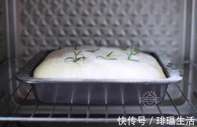 这面包做起来又快又好,平时要4个小时,这个只需3小时,真方便