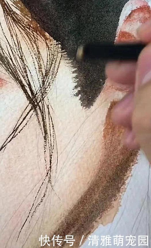 美术生#美术生在纸上“泼咖啡”，本以为个青铜，看到成品：润玉重现了？