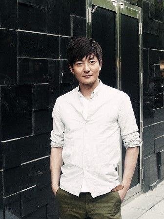 从小爱好唱歌和哲学,擅长模仿动物,演失恋