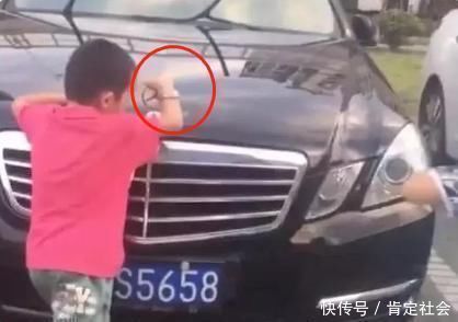 谨慎感|熊孩子连续掰断14根“豪车车标”，爸爸处理方式获赞，车主消气