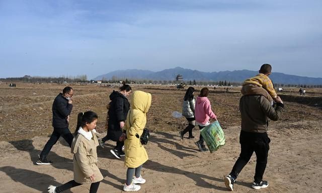 背面|黄河滩成春节游玩打卡地,每天数百人涌入,荒草地被踩成光滑路