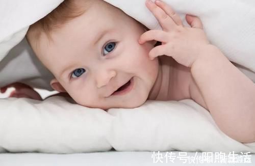 小脚丫|趁着妈妈不在,宝宝偷偷搬起小脚丫啃了起来,宝妈看后哭笑不得