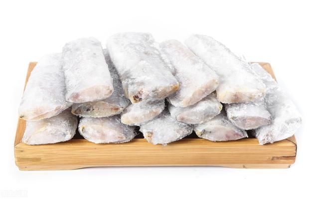 原来煎带鱼这么简单,鱼皮上加1样食材,带鱼酥脆可口,营养好吃