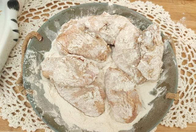 鸡翅不油炸,外酥里嫩,咸香入味,金灿灿的一看就有食欲