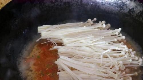 番茄|1把金针菇,2个西红柿,锅里一扔,老保姆拿手绝活,全家抢着吃