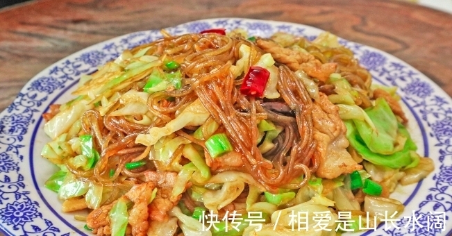 瘦肉|包菜炒粉条的家常做法,学会一个小技巧,不粘锅味道还特别香