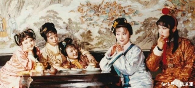 实则|红楼梦,完美女孩宝琴出场意义何在看似她最优秀,实则在夸黛玉