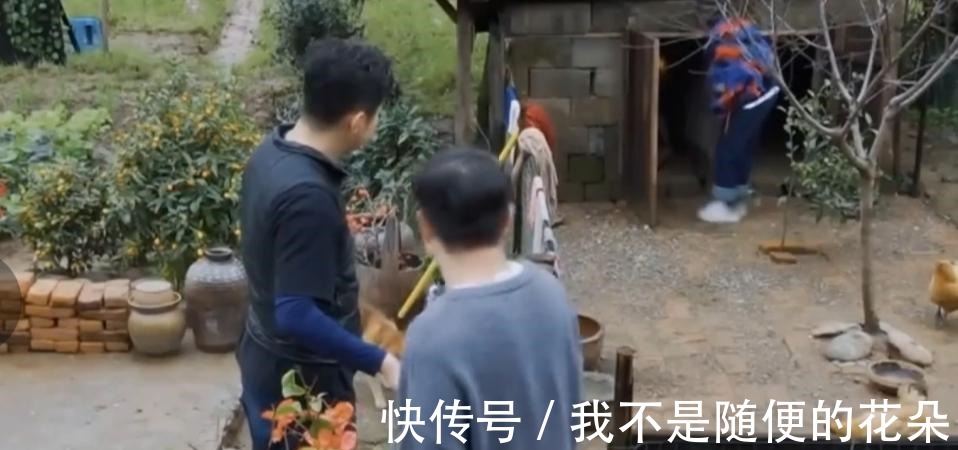 张艺兴|黄磊厨艺滑铁卢,铁桶烤鸡变黑炭鸡,杨紫一脸失望张艺兴亲自下厨