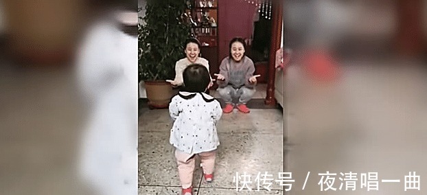 妈妈|小姨和妈妈是双胞胎,同时张开怀抱,宝宝的反应爸爸乐坏了