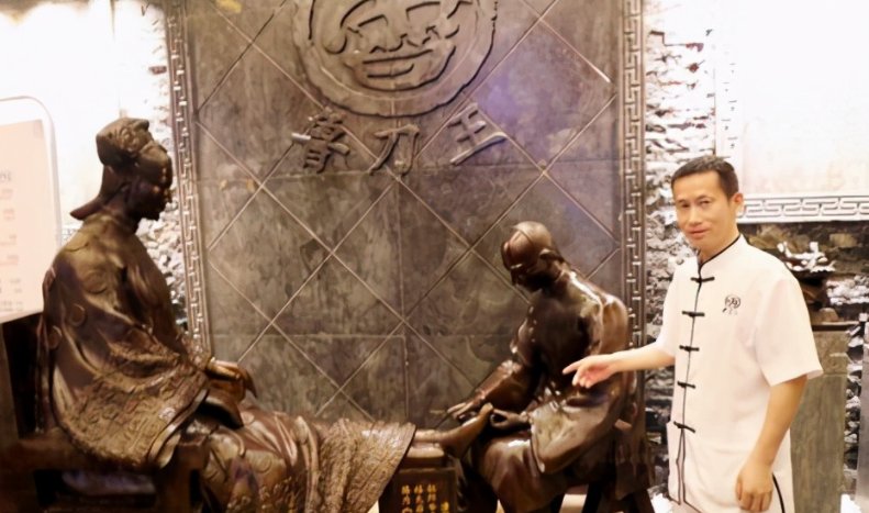  男子|安徽男子修脚30年，用万人脚皮作画，富豪曾想花20万买下