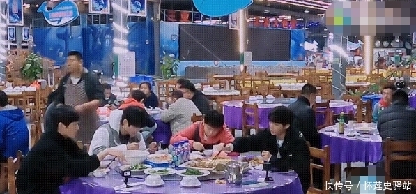 金大川委婉 王俊凯吃饭扒菜被嘲,金大川委婉提醒气氛尴尬,粉丝发长文挽尊