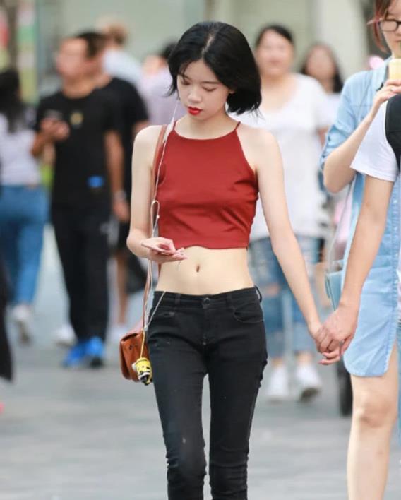 白莲花|长发飘飘的美女,白色系穿搭,宛如白莲花一样美丽