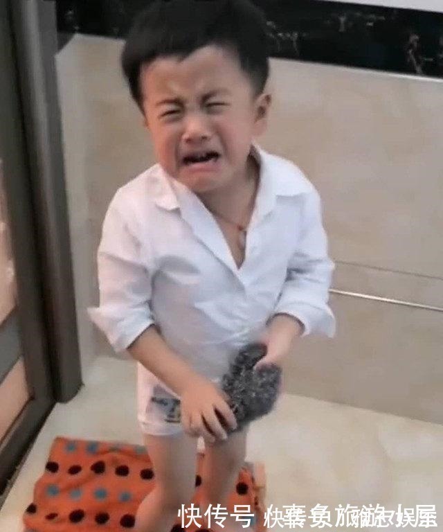 搓澡|儿子想给爸爸搓澡却被撵,看清儿子手上的“工具”,宝妈哭笑不得