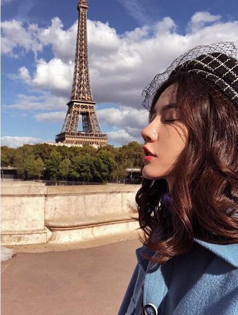 穿着白色|街拍:小姐姐穿着白色的吊带背心搭配牛仔长裤,气质甜美性感