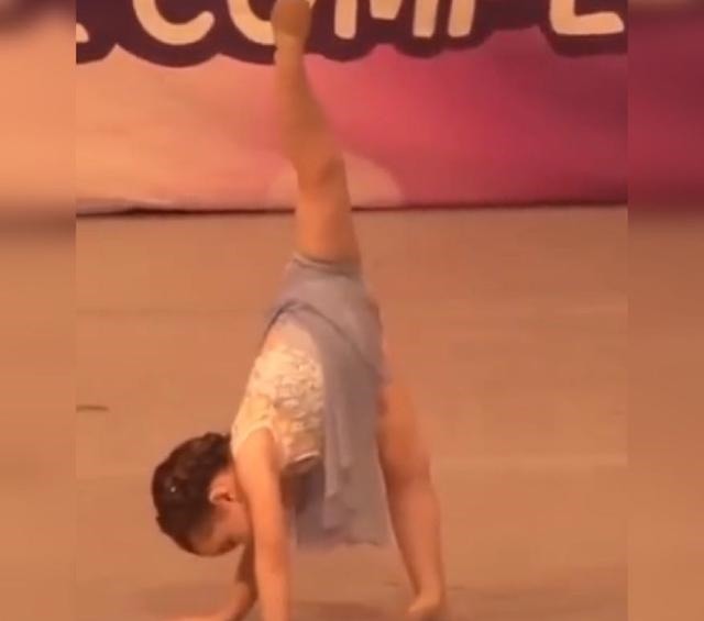 孩子|4岁小姑娘“跳芭蕾”火了,宛若一个小精灵,网友真的想偷过来