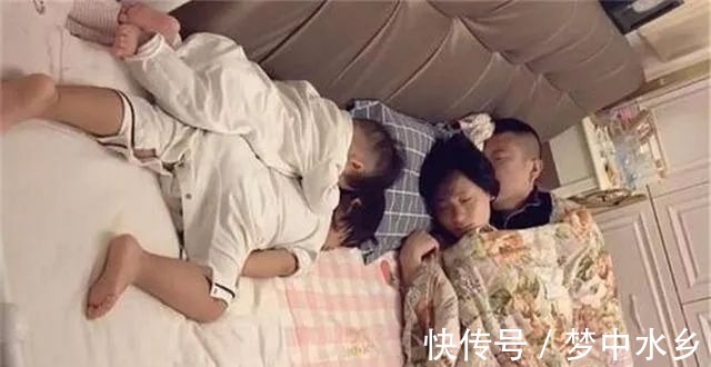 通风换气|一家四口睡姿火了,看的出来爸妈是真爱,两个孩子是意外