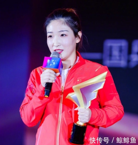 刘诗雯|穿运动装的刘诗雯也这么好看,烈焰红唇气质佳,一手美甲太吸睛