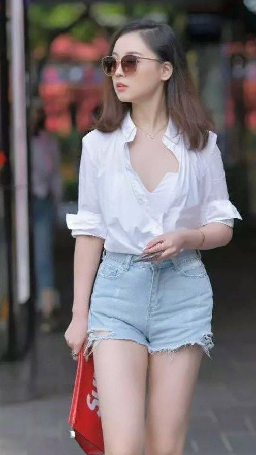 同款|金黄卷发的双胞胎姐妹，同款连衣裙，颜值同时爆表