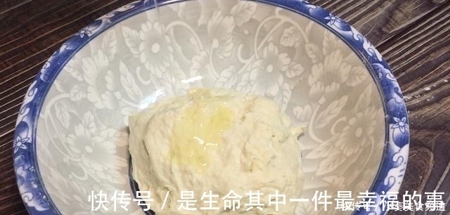 保鲜膜|奶奶用了一辈子的烙饼做法，外酥里软，凉了不硬，比外面卖的好吃