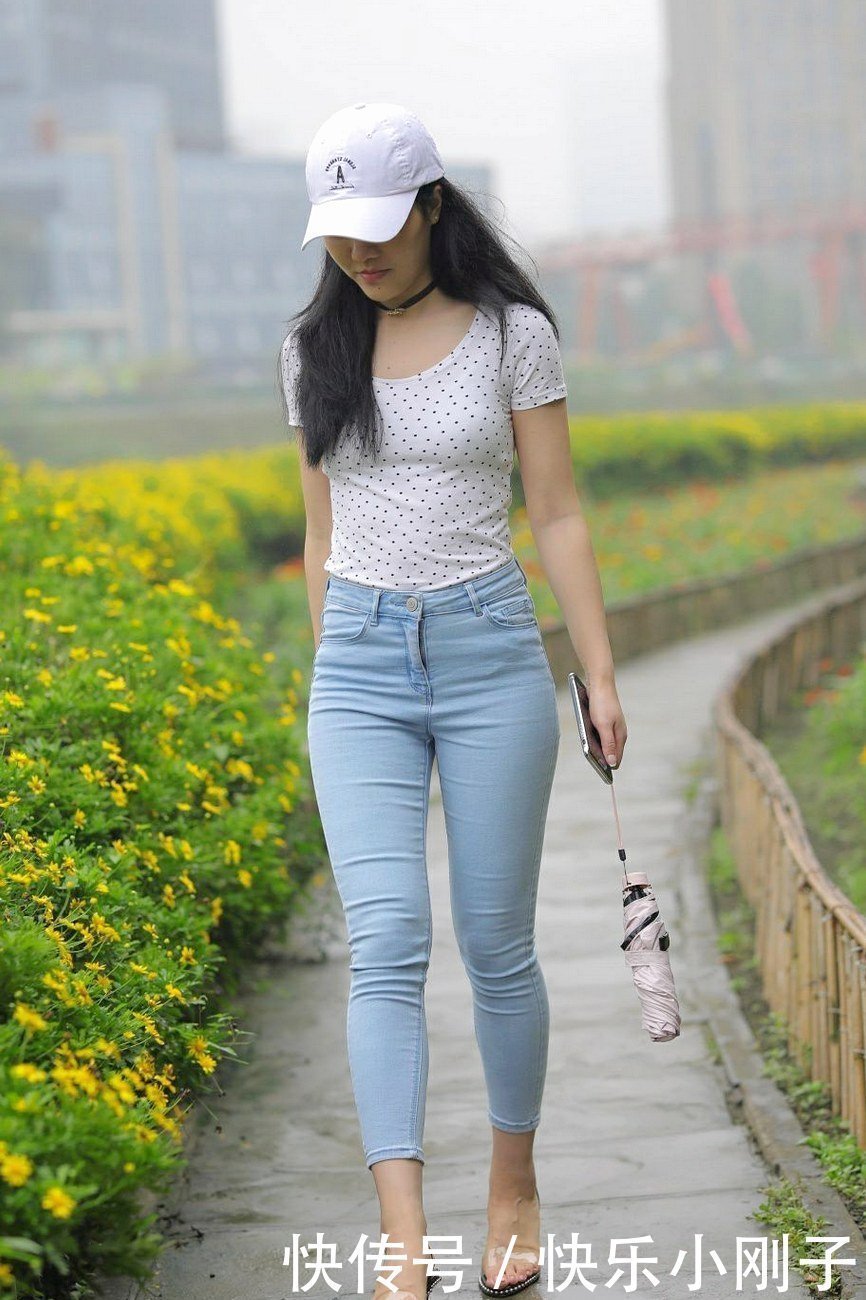 小姐姐修身体恤,展现出优雅时尚的韵味