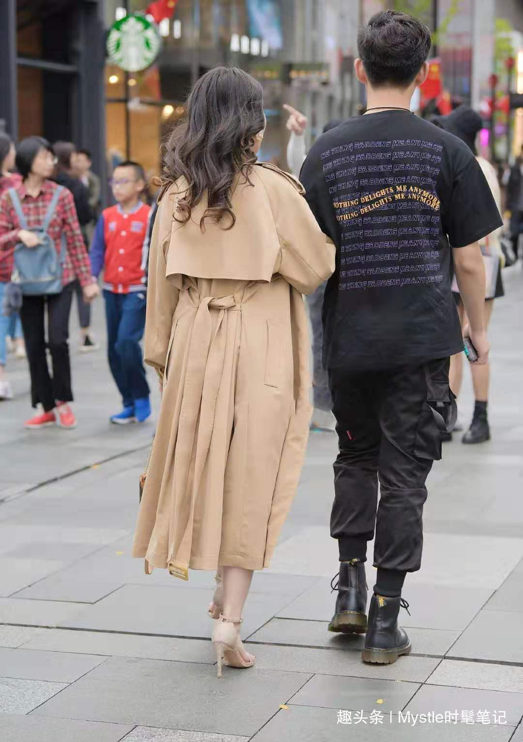 女人味|秋冬最有女人味的穿搭,连衣短裙+风衣外套,穿搭起来简单又好看