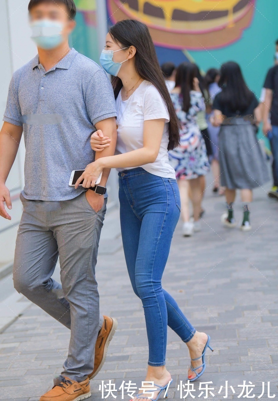 项链 她有点迷人,时尚而优雅,完美展现出性感的一面!我很想追她