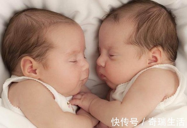 孩子|产妇一次生下2个娃,宝爸发圈报喜,护士高兴啥,这不是双胞胎