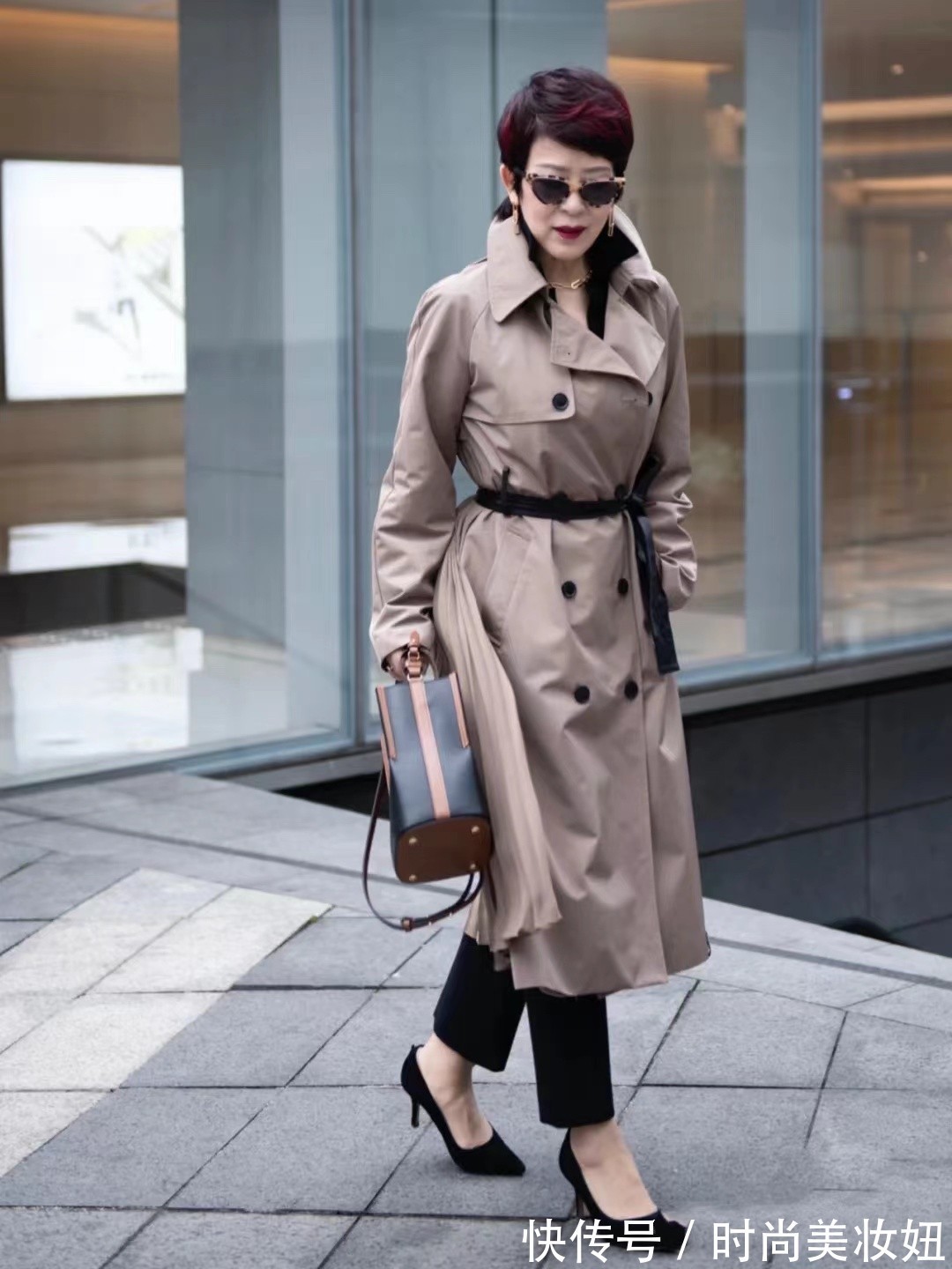 风衣|60岁的女人穿风衣就该这样,看看她们的优雅高级,太洋气了