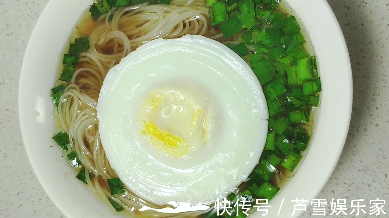 荷包蛋|清汤素面,汤头鲜美面条滑溜,任何时候吃都不给肠胃添“负担”!
