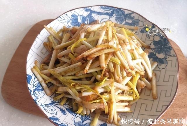 此菜简单炒炒5分钟就搞定，营养好味道鲜，冬天贵点也要常吃