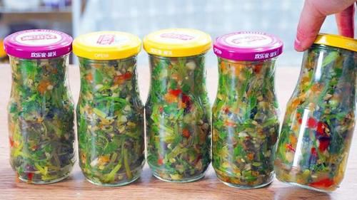 香菜不要当配菜了，农村姑娘教你1个新吃法，喝粥拌饭都是绝配