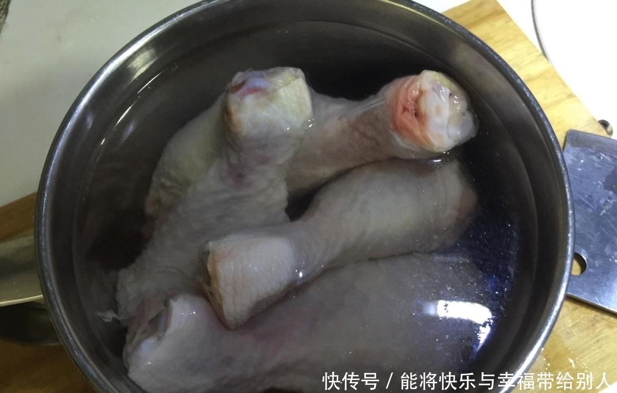 好吃到舔盘的椒味鸡腿，刚烤好，满屋都是香味，全家都爱吃